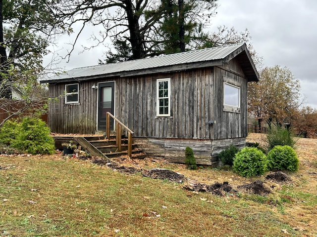 view of front of home with a front lawn