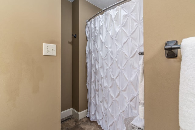 bathroom featuring a shower with shower curtain