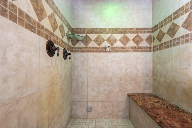 bathroom featuring tiled shower