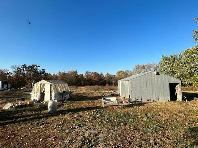 view of yard featuring an outbuilding