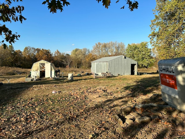 view of yard featuring a storage unit