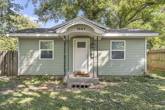 view of front of house featuring a front yard