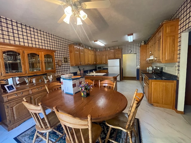 dining space with ceiling fan