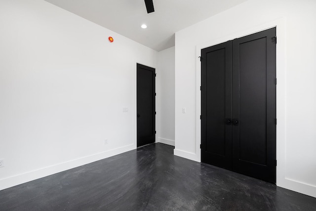 unfurnished bedroom featuring ceiling fan and a closet