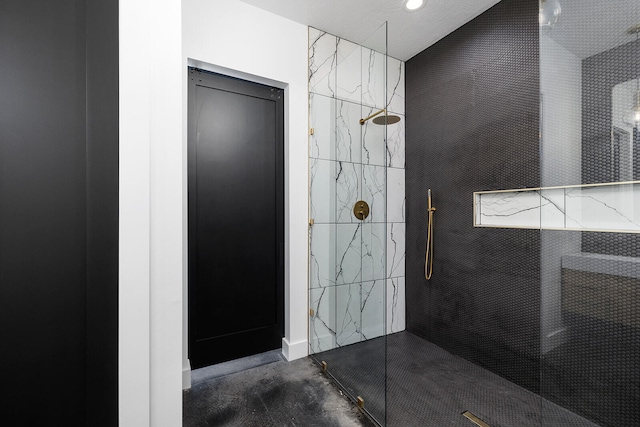 bathroom featuring a tile shower