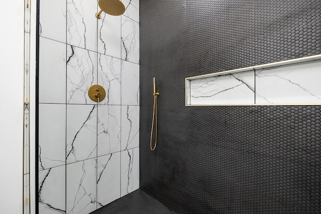 room details featuring a tile shower