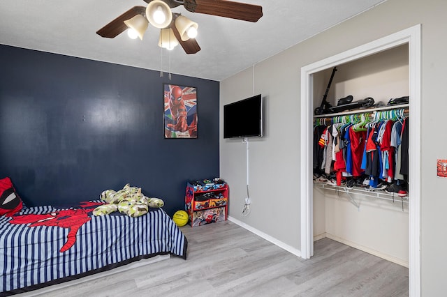 bedroom featuring a closet, ceiling fan, a textured ceiling, and light hardwood / wood-style flooring