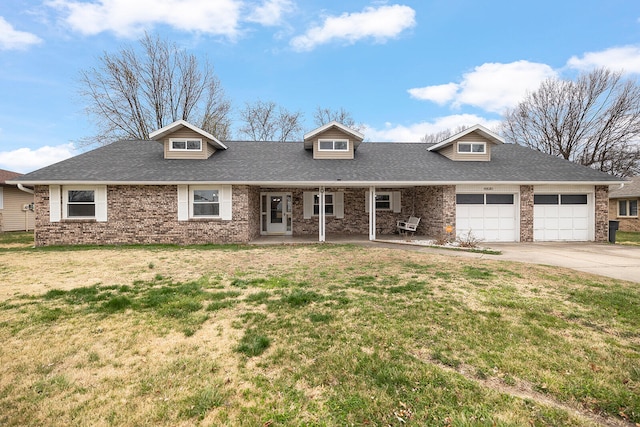 view of front of home featuring a front yard and a garage