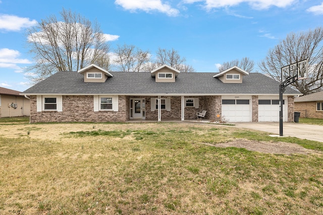 view of front of property featuring a front yard and a garage