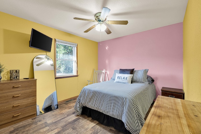 bedroom featuring a textured ceiling, hardwood / wood-style flooring, and ceiling fan