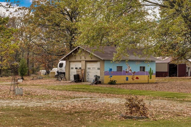 view of front facade featuring an outdoor structure