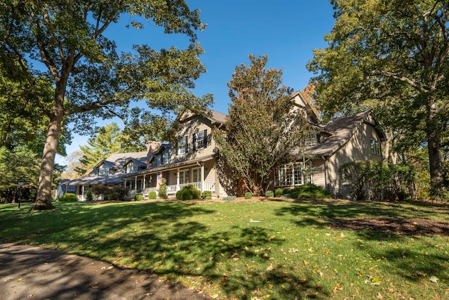 view of front of property featuring a front yard