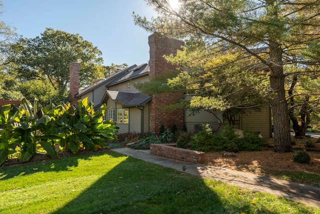 view of front of home featuring a front lawn