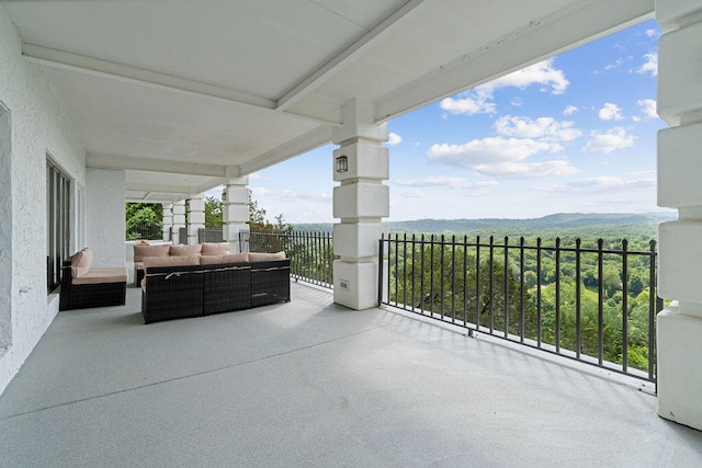 balcony featuring an outdoor hangout area and a mountain view