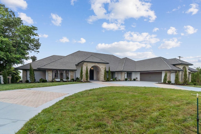 view of front of property featuring a front yard and a garage