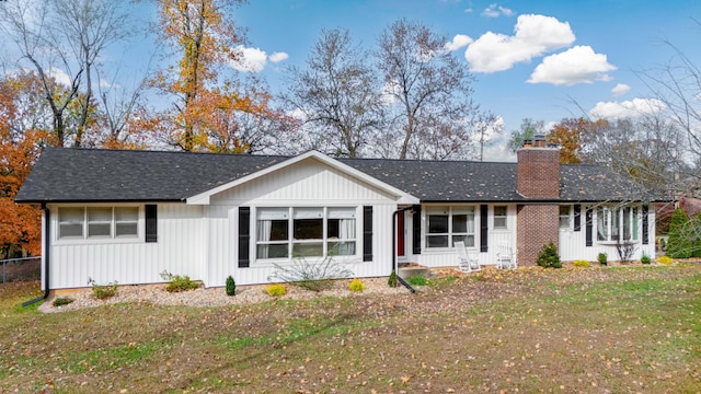 view of front of home featuring a front yard