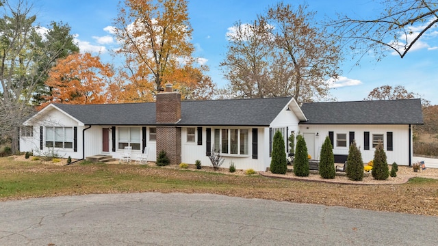 ranch-style house featuring a front yard