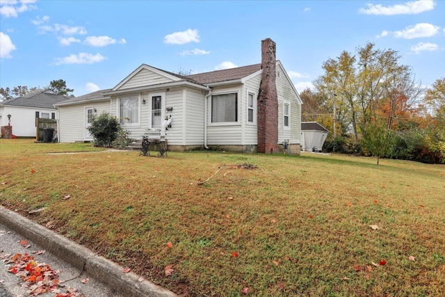 view of front of house featuring a front lawn