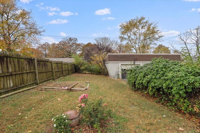 view of yard featuring a shed