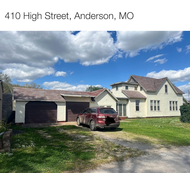 view of front of home featuring a garage and a front yard