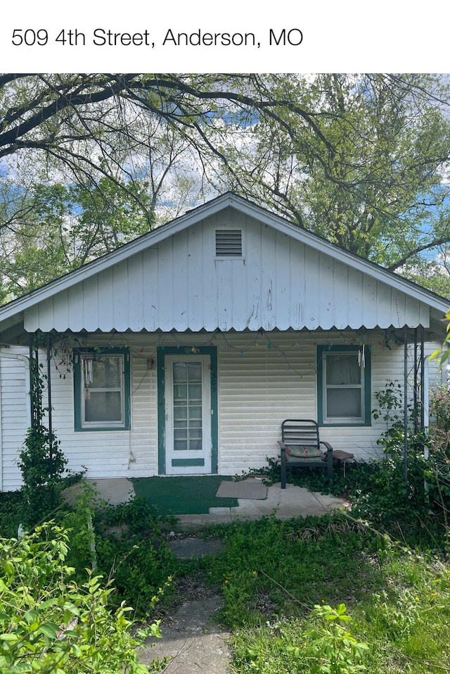 view of front facade featuring a porch