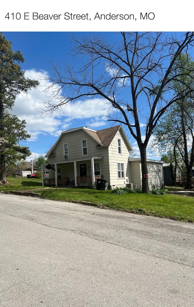 view of front of property featuring a front yard