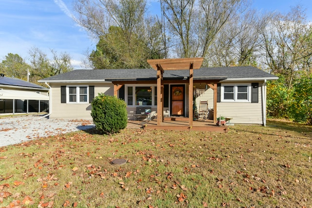 single story home featuring a front lawn