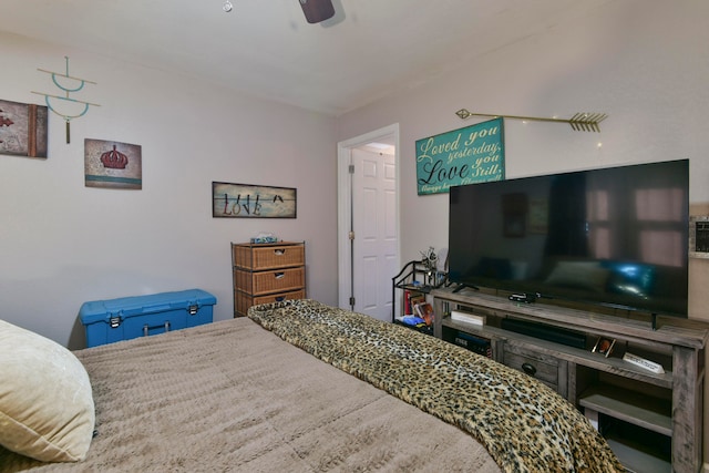 bedroom with ceiling fan