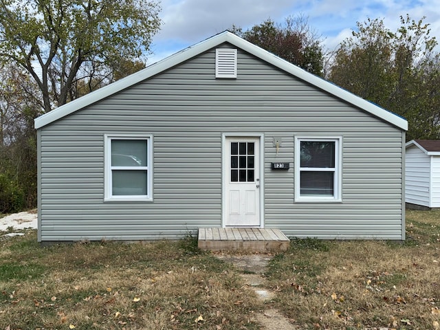 back of house featuring a yard