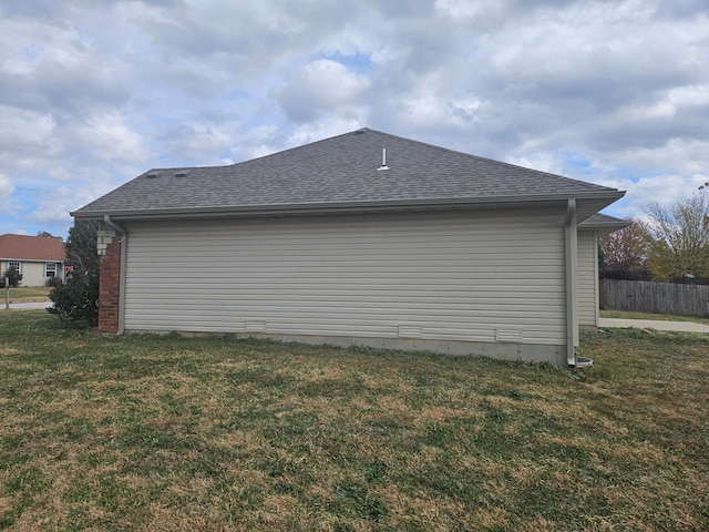 view of side of property featuring a lawn