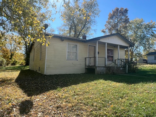 view of front of property with a front yard