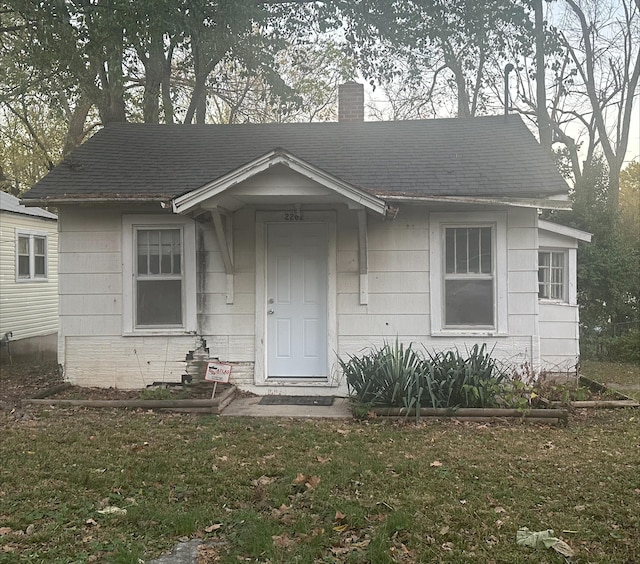 view of front of property with a front yard