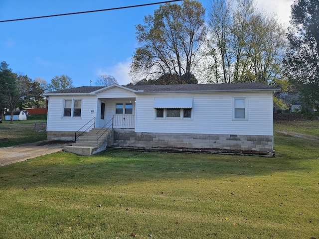 manufactured / mobile home featuring a front lawn