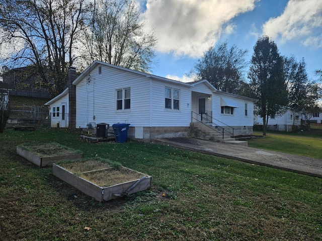 view of front of property with a front lawn