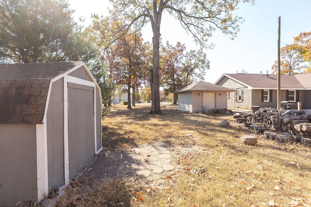 view of yard featuring a storage shed