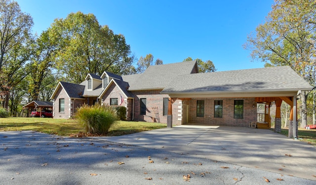 view of front of house featuring a front lawn