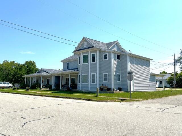 view of front of property featuring a front yard