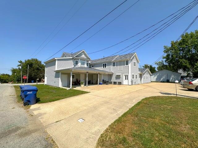 view of front of property featuring a front lawn and covered porch