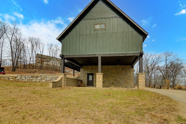 exterior space featuring a yard