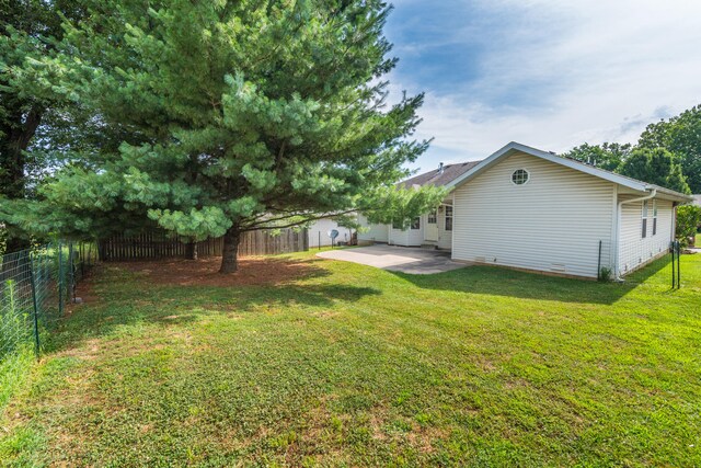 view of yard featuring a patio