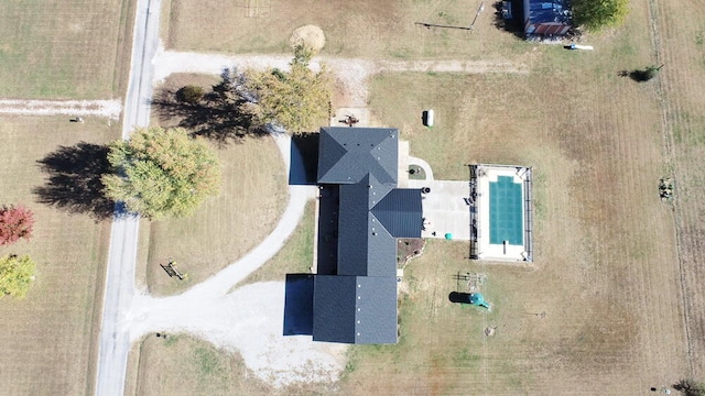 birds eye view of property featuring a rural view