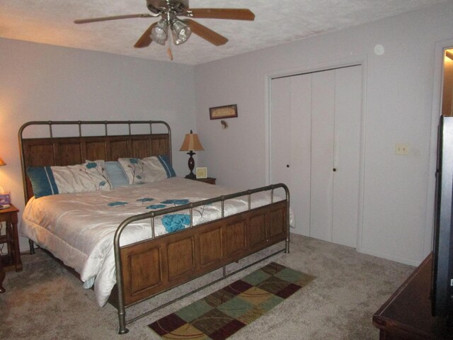 27038 Hickory Dr, Eagle Rock, MO 65641 - bedroom with carpet flooring, a closet, a ceiling fan, and a textured ceiling