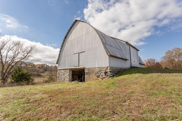 view of outbuilding featuring a lawn