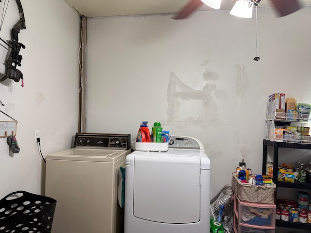 clothes washing area featuring washer and clothes dryer and ceiling fan