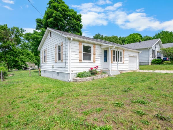603 E Maupin St, Bolivar, MO 65613 - ranch-style house featuring concrete driveway and a garage