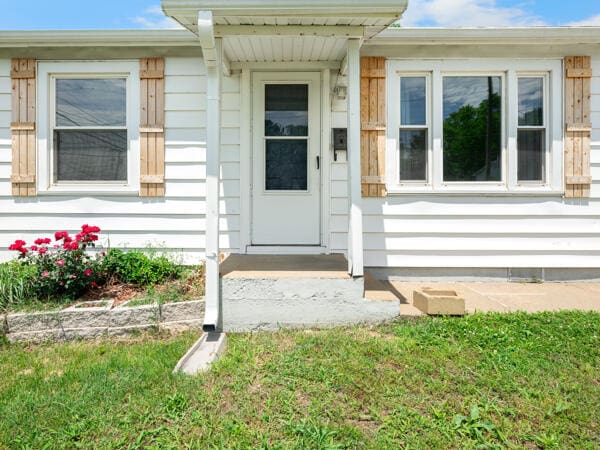 603 E Maupin St, Bolivar, MO 65613 - view of property entrance