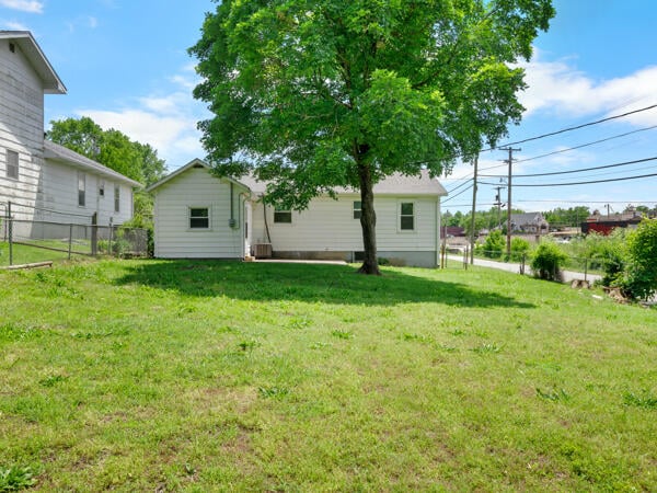 603 E Maupin St, Bolivar, MO 65613 - view of yard