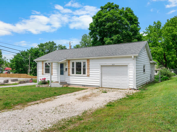 603 E Maupin St, Bolivar, MO 65613 - view of front of home featuring driveway, an attached garage, and a front yard