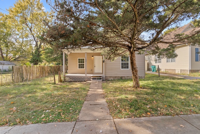 view of front facade with a front yard