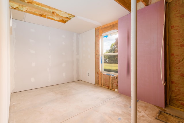 spare room featuring concrete flooring